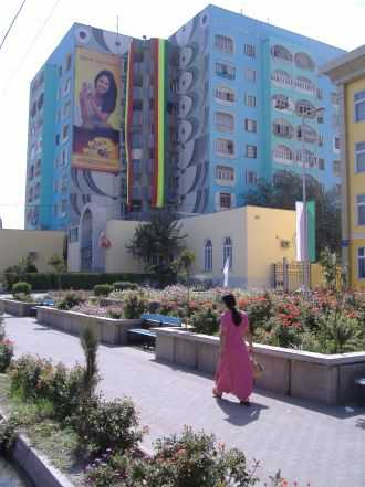 Tee-Werbung an Hochhaus in Chudschand, Tadschikistan