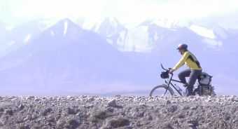 Radeln vor den 
    Pamir-Gipfeln der Trans-Alai-Bergkette