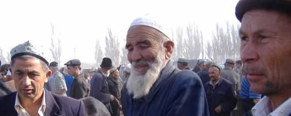 Drei Händler beim Sonntagsmarkt in Kashgar