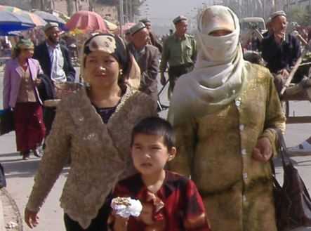 Passantinnen und Passanten in Kashgar