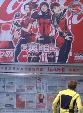 Miri vor chinesischer Wandzeitung
und Coca-Cola-Werbung