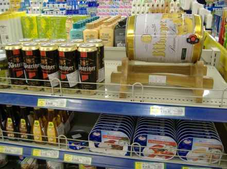 Deutsches Bier im chinesischen Supermarkt: Köstritzer und Bitburger-Fass