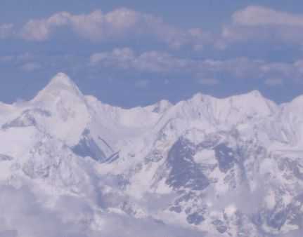 Über der höchsten Bergkette der Welt