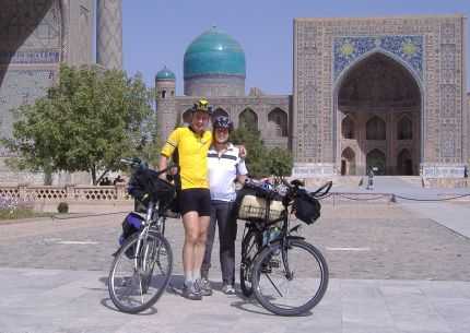 Christoph Gocke und Mirjam Müller auf dem Registan in Samarkand