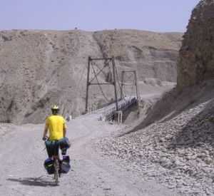Chris rollt zu einer Brücke, Tadschikistan