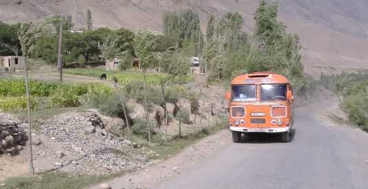 Bus im Serafschan-Tal, Tadschikistan