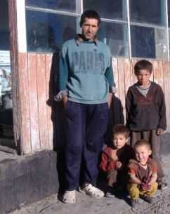 Meteorologe mit drei Söhnen auf dem Ansob-Pass, Tadschikistan