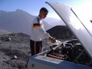 Taxifahrer kühlt Motor am Ansob-Pass in Tadschikistan