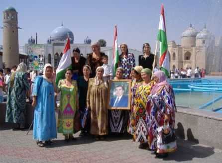 Betriebsgruppe mit Präsidenten-Portrait am Nationalfeiertag in Tadschikistan