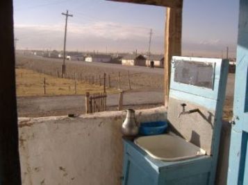 Open-Air-Badezimmer in Sary Tash