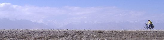 Schotter-Fahrt vor Pamir-Skyline