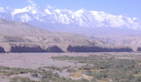 Landschaft beim kirgisisch-chinesischen Grenz-Kontrollpunkt Simhana