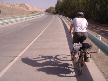 Miri auf Autobahn kurz vor Kashgar