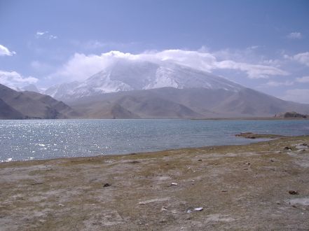 Karakul-See (3700 m)
vor Wolken-umhüllter Spitze des Muztag Ata (7546 m)