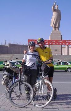 Miri und Chris vor Mao-Statue in Kashgar, China