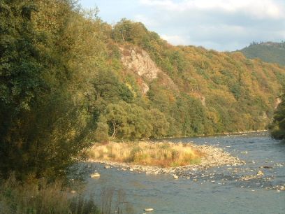 Der Fluss Muresch in den Karpaten, Rumänien