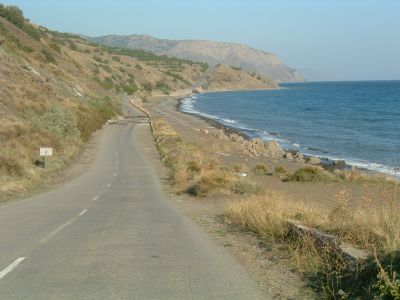 Strand und Straße, Süd-Küste Krim