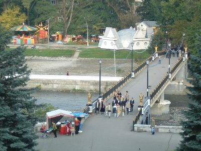 Fußgänger-Brücke in Wladikawkas, Nord-Ossetien