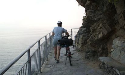 Fußgänger- und Fahrradweg direkt am Mittelmeer-Ufer von Cinque Terre, Italien