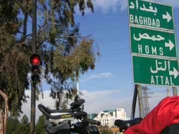 Straßenschild bei Damaskus, Syrien: Abzweig nach Baghdad
