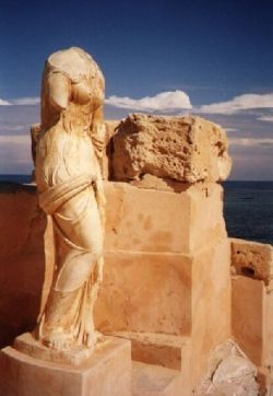 Antiker weiblicher Torso in den Thermen von Sabratha, Libyen