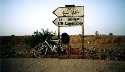 Unerreichbar Colomb-Béchar: Verkehrsschild in Marokko Richtung Algerien