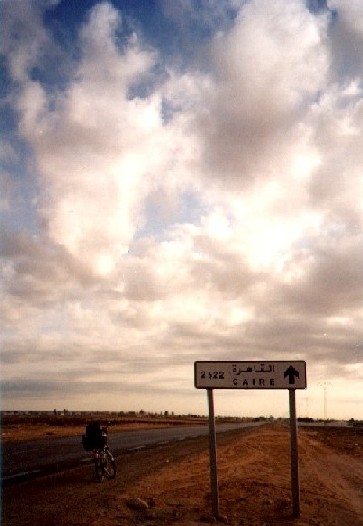 Straßenschild: 2.122 Kilometer vor Kairo in Tunesien