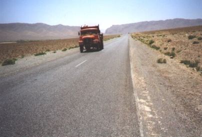 LKW im Gegenverkehr jenseits des Atlas-Gebirges, Sahara, Marokko