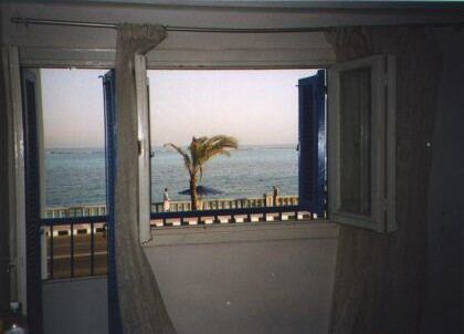Blick aufs Mittelmeer in einem Hotelzimmer in Marsa Matruh, Ägypten