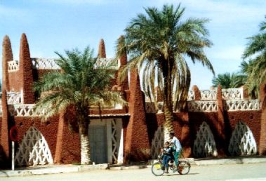 Radfahrer in Timimoun, Algerien