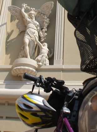 Casino in Monte Carlo, Monaco: Engel mit Fahrrädern