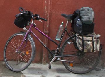Condor-Rad mit Gepäck in Vernazza, Cinque Terre