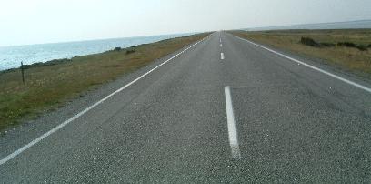 Damm: Meer links und rechts