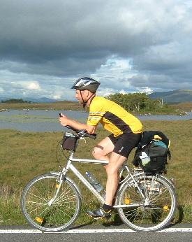 chris-on-the-bike in den Highlands, Schottland