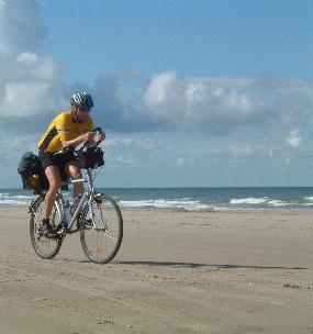 chris-on-the-bike am Ostsee-Strand