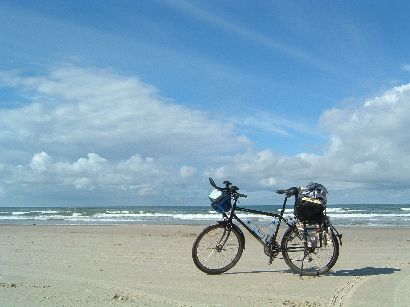 Trekking- und Reiserad T 400 vsf fahrrad manufaktur am Ostsee-Strand