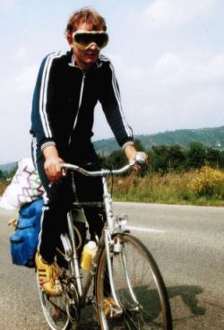 Chris on the Bike mit Skibrille im Elsass