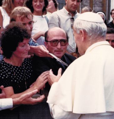 Christoph Gocke überreicht Papst Johannes Paul II. den Kirchenführer der Herz-Jesu-Kirche in Essen-Burgaltendorf