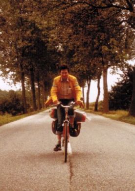 Georg Menke on the Bike auf einer Allee im Elsass