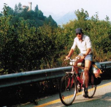 Georg Menke on the Bike vor Burgschloss in den Apenninen