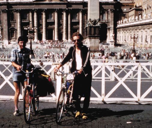 Georg Menke und Christoph Gocke auf ihren Rädern auf dem Petersplatz, Rom, Vatikan