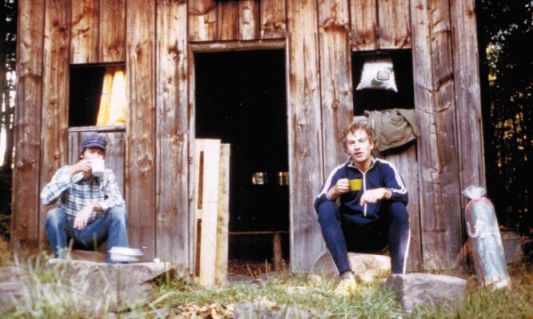 Georg Menke und Christoph Gocke vor Schutzhütte im Pfälzer Wald