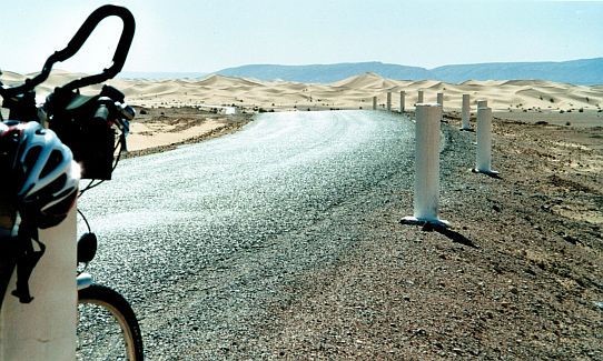 Staiger-Rad vor Sanddünen in der Sahara, West-Algerien