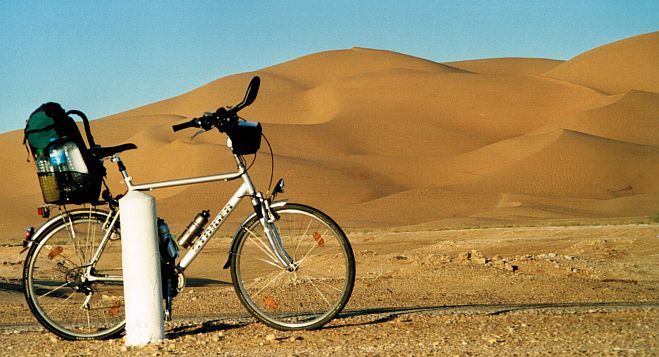 Fahrrad vor Sanddünen bei El Meniâa (El Goléa)