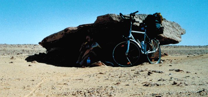 Mittagspause im Schatten eines Felsen in der Sahara, Algerien