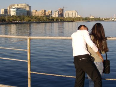 Liebespaar an der Uferpromenade von Baku