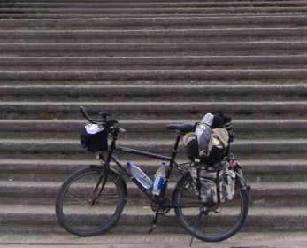 Trekking- und Reiserad T 400 vsf fahrrad manufaktur vor Treppe in Ramsar