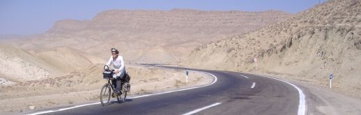 miri-on-the-bike auf dem Weg zur turkmenischen Grenze