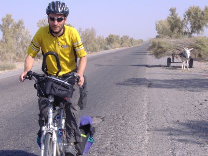 chri-on-the-bike in der Wüste Karakum, Turkmenistan