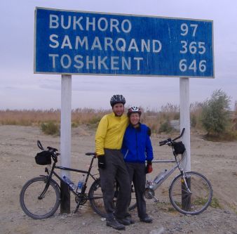 Christoph Gocke und Mirjam Müller an der Grenze Turkmenistan/Usbekistan, 365 km vor Samarkand